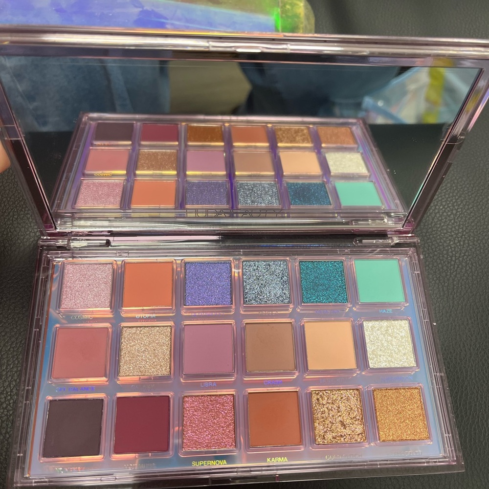 HUDA BEAUTY Mercury Retrograde Eyeshadow Palette - Vibrant Shades - Picture 3 of 3